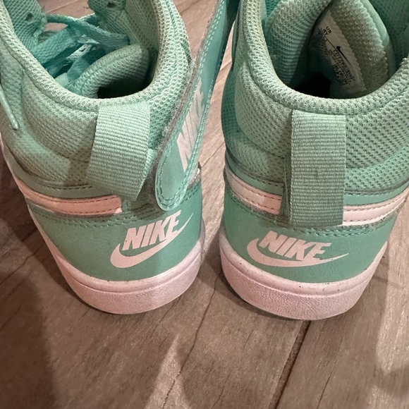 Nike Court Borough Mid 2 Casual Emerald Rise White
Size 4 - Picture 3 of 4